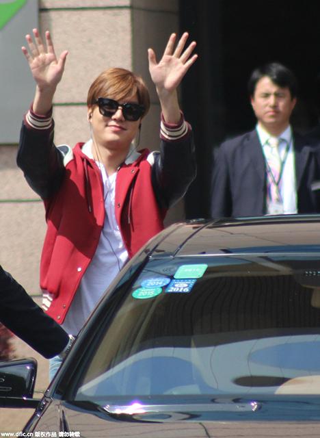 李敏鎬現(xiàn)身?yè)]手不斷 墨鏡遮面臉圓走樣也可愛