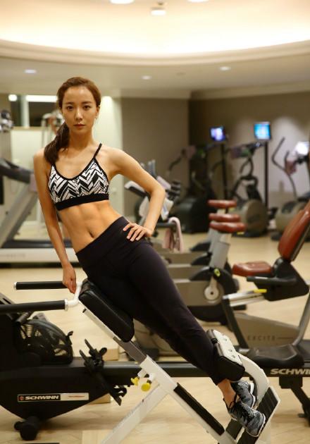 王珞丹曬腹肌照:運(yùn)動(dòng)是為了更好的吃 王珞丹曬腹肌照:運(yùn)動(dòng)是為了更好的吃