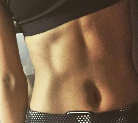 王珞丹曬腹肌照:運(yùn)動(dòng)是為了更好的吃 王珞丹曬腹肌照:運(yùn)動(dòng)是為了更好的吃