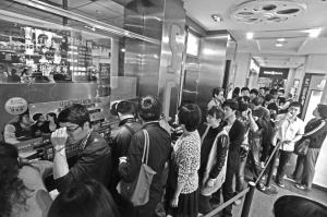 2012年排隊(duì)買電影票的場景常能看到 2012年排隊(duì)買電影票的場景常能看到