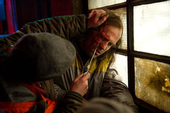 街頭圍毆，硬漢被困