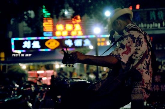 街頭賣(mài)唱的人 攝影：Anry