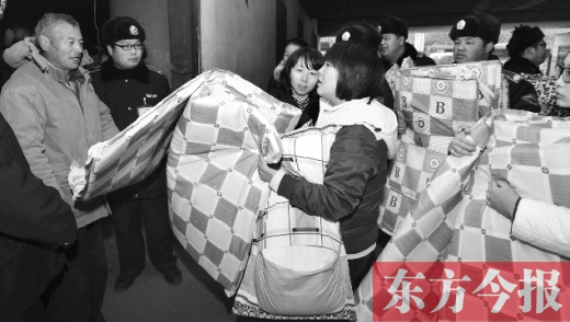 首批5個“今報愛心衣櫥”鄭州亮相 首批5個“今報愛心衣櫥”鄭州亮相