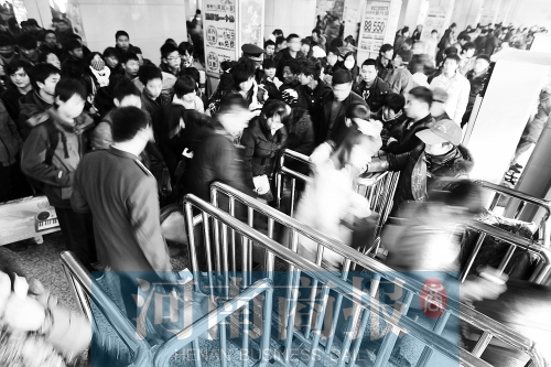 這兩天,汽車站客流量很大 這兩天,汽車站客流量很大