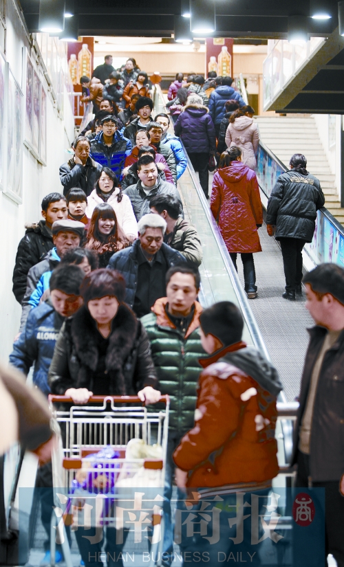 春節(jié)期間，鄭州各商超人流如織