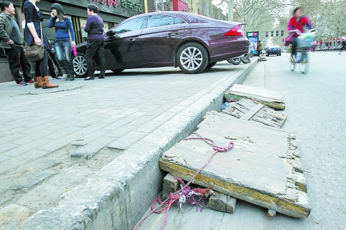 看車人制作的斜木板，引司機(jī)停車