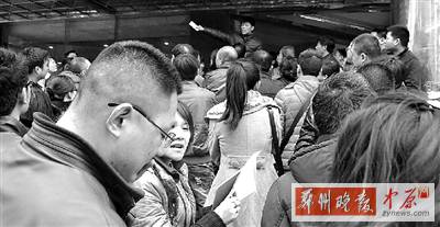 昨日下午，擁擠的排號人群。