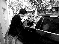 有個人晃了一圈后，寶馬、現(xiàn)代、越野的車窗都“長”出大窟窿