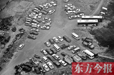 鄭州市一違章車(chē)輛處理停車(chē)場(chǎng)中包含一些報(bào)廢車(chē)輛 鄭州市一違章車(chē)輛處理停車(chē)場(chǎng)中包含一些報(bào)廢車(chē)輛