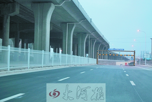 下穿隧道限高3米，不影響公交車通行。