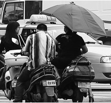 昨日，鄭州市鄭州花園路與農(nóng)業(yè)路交叉口，電動車裝傘埋下安全隱患