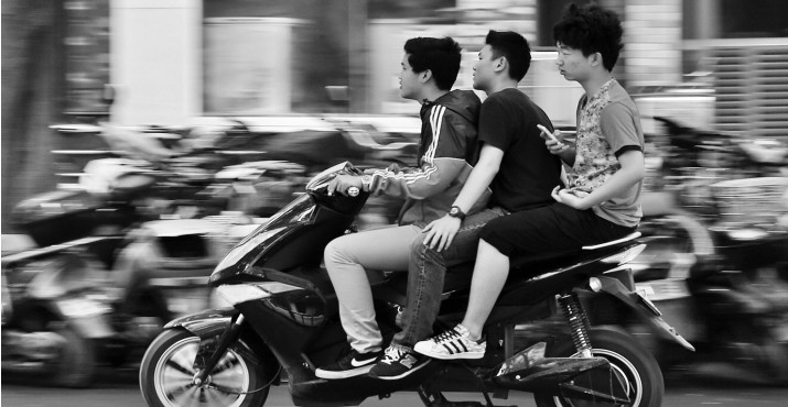 昨日，鄭州經(jīng)五路與豐產(chǎn)路交叉口電動車超載