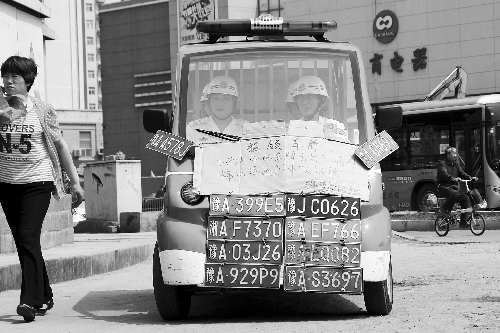 看看這里有你的車牌嗎 記者 張郁/攝 看看這里有你的車牌嗎 記者 張郁/攝