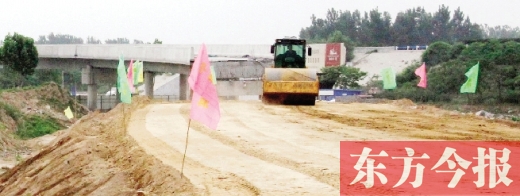 　昨日，正在施工中的鄭州市文化路與連霍高速互通式立交