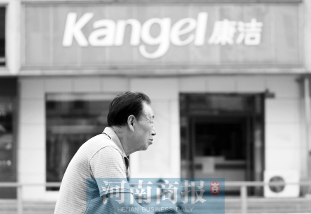 　這一切，將會(huì)給康潔公司、加盟商，乃至鄭州洗衣行業(yè)，帶來什么？ 記者 趙卓/攝