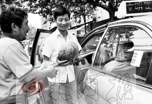 　　的哥將一天的運(yùn)營(yíng)收入捐給陳小立，陳小立送瓜感謝。