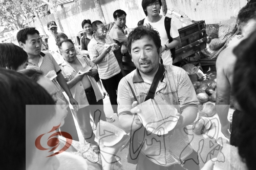 為了表示感謝，陳小立切西瓜分給大家吃。