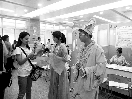 招聘會上，企業(yè)玩起行為藝術(shù)。