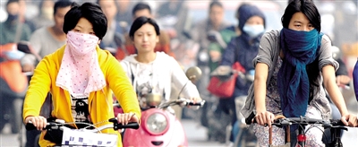10月8日，鄭州市民遮擋口鼻騎行。 新華社發(fā)