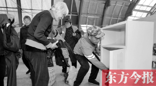 　11月5日，孫德坤把棉衣送到今報的一處“愛有所衣”站點