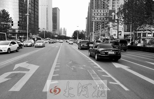 這條畫(huà)有多條短斜線的車(chē)道就是可變車(chē)道，視車(chē)流量大小而定，直行車(chē)輛多時(shí)它是一個(gè)直行車(chē)道，左轉(zhuǎn)車(chē)輛多時(shí)它