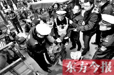 面對(duì)要暫扣的非機(jī)動(dòng)車，看車人急了