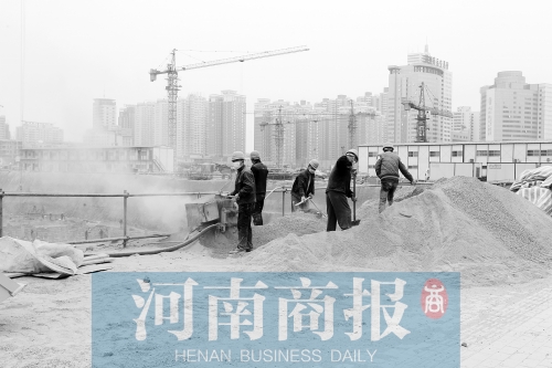 緯二路與東明路交叉口附近，一處工地上塵土飛揚(yáng) 記者 鄧萬(wàn)里/攝