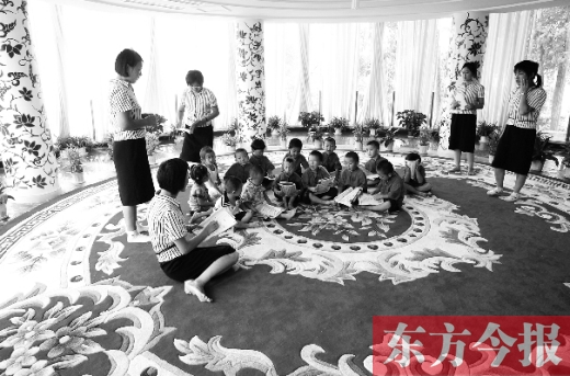 鄭州一幼兒園里的孩子在老師的帶領(lǐng)下讀《論語》。