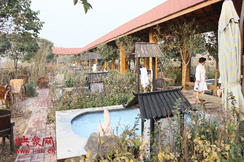 各種小溫泉池，溫度有高有低，每個(gè)池用料不同有各種功效