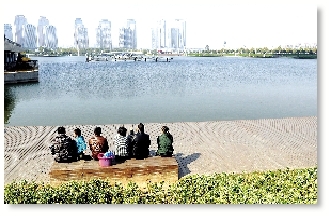 昨天中午，如意湖畔，在這樣的天氣曬太陽是一種享受。 記者 馬健 圖