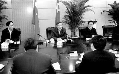 11月30日，中共中央政治局常委、中央紀(jì)委書記王岐山在北京主持召開座談會，聽取專家學(xué)者對黨風(fēng)廉政建設(shè)和反腐敗工作的意見和建議。新華社發(fā)