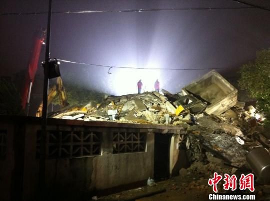 六層民房倒塌現(xiàn)場。何蔣勇　攝