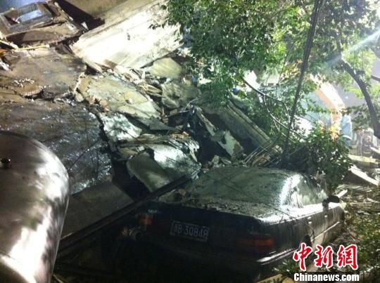 六層民房倒塌現(xiàn)場。何蔣勇　攝