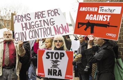 12月17日，華盛頓，示威者來到美國“全國槍支協(xié)會”在國會的說客辦公室表達(dá)控制槍支的訴求。