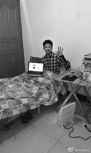 張洪銘在微博上發(fā)了張照片。照片顯示，他居住的屋子主要有一床一桌，寒冬里以電暖器取暖。