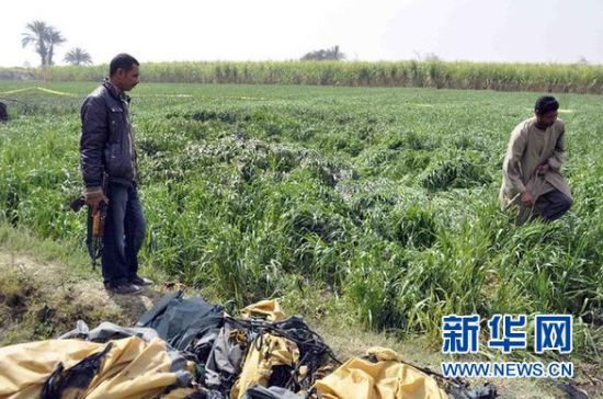 2月26日，在埃及旅游城市盧克索附近，當(dāng)?shù)匕踩藛T在發(fā)生熱氣球爆炸事故的現(xiàn)場(chǎng)查看。