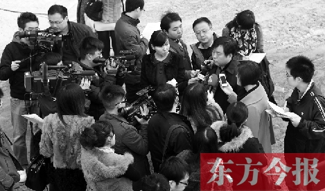 經(jīng)適房“下課”，公租房的申請、租金等備受關(guān)注，圖為鄭州市房管局規(guī)劃和住房保障處處長馮榮智被媒體記者“