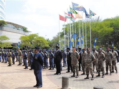 3月23日，南非警員參加德班峰會(huì)安保動(dòng)員會(huì)。為確保峰會(huì)安全，南非政府從全國(guó)抽調(diào)3000名警察加強(qiáng)安保。 新華社發(fā)