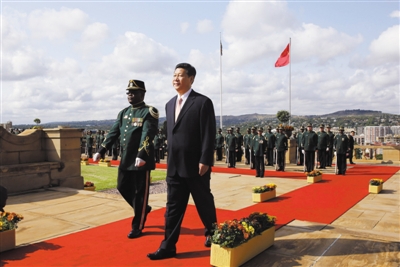 3月26日，南非總統(tǒng)祖馬在比勒陀利亞聯(lián)邦大廈前廣場(chǎng)舉行儀式，歡迎中國(guó)國(guó)家主席習(xí)近平訪問(wèn)南非。這是習(xí)近平檢閱儀仗隊(duì)。新華社記者 蘭紅光 攝