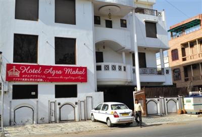 3月19日，印度北部阿格拉，一名英國女游客在旅館住店，有兩人企圖闖入她的房間，因害怕遭到強(qiáng)奸，她從旅