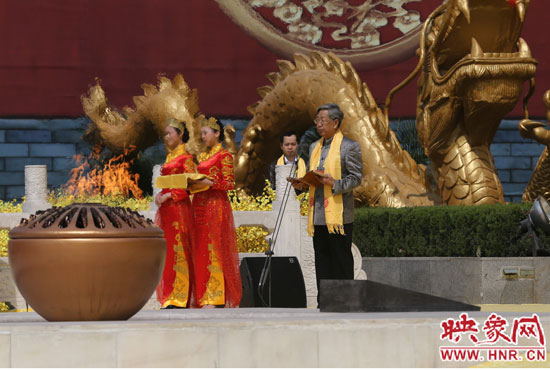 中華炎黃文化研究會(huì)會(huì)長(zhǎng)許嘉璐宣讀拜祖大典拜祭文。映象網(wǎng)記者 邵恰 攝