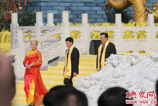 　河南省委書(shū)記、省人大常委會(huì)主任郭庚茂，河南省省長(zhǎng)謝伏瞻敬獻(xiàn)花籃。映象網(wǎng)記者 邵恰 攝