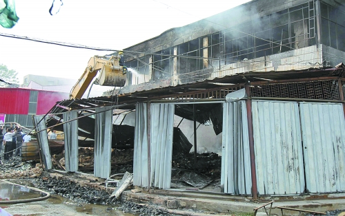 大火燒了近4個(gè)小時(shí)，中牟縣貿(mào)易區(qū)被燒得面目全非。