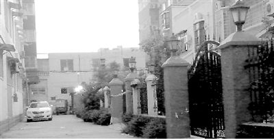 拉警戒線的地方就是高家居住的15號(hào)樓。高天峰居住在榮華小區(qū)一棟復(fù)式二層樓，三戶人家各有獨(dú)院。榮華小區(qū)一名業(yè)主供圖