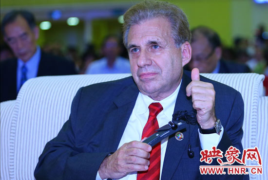 聽到關于鄭州航空港經濟綜合實驗區(qū)的介紹，約翰.卡薩達博士豎起了大拇指