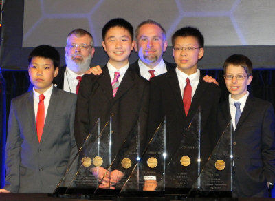 孫嘯秋(右二)與獲得團(tuán)體組冠軍的隊(duì)友任昊淼(前左一)、林浩然(前左二)、Matthew Lipman