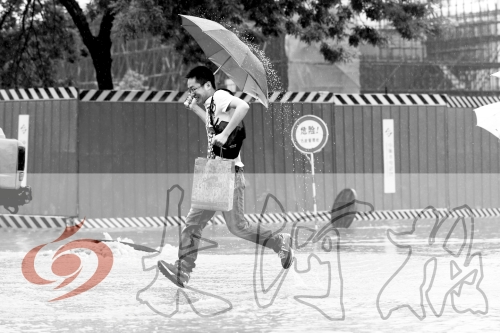 鄭州經(jīng)三路與北環(huán)交叉口處，積水較深，行人們不得不“練輕功”。 記者 白周峰 攝影