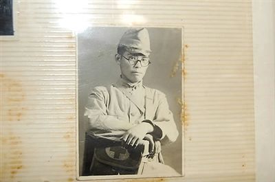 韓國媒體5月23日還公布了日本老兵松本正義當(dāng)年在軍隊服役的圖片。