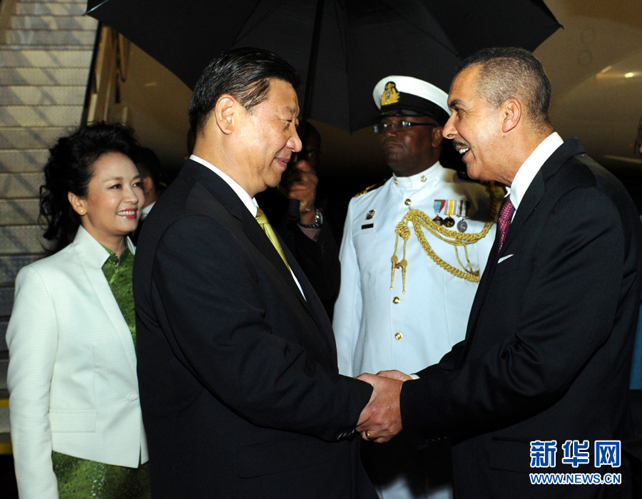 特立尼達和多巴哥總統(tǒng)卡莫納夫婦、總理比塞薩爾等到機場迎接習(xí)近平和夫人彭麗媛。饒愛民 攝