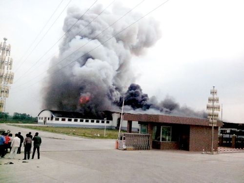 現(xiàn)場濃煙滾滾。